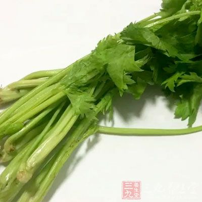 原料：芹菜4根，木耳4朵