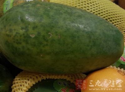 木瓜是性平的食物，能够帮助消化的同时还能消暑解渴