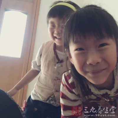 幼小的宝宝神经系统尚未发育完善，比较容易出汗