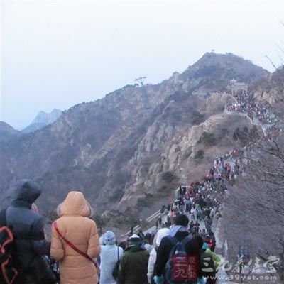 登山时应有完整和必要的装备及充足的粮食