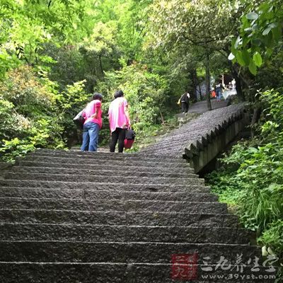 在登山中尽量避免跳跃，在下山时尤其应注意