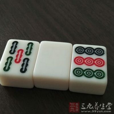 吃上家三道牌，或碰任意一家三道牌