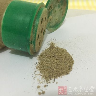 鸦片鱼头1个，食用油适量，胡椒粉适量