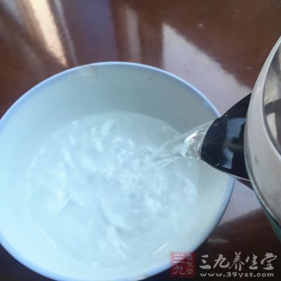 玫瑰雪梨酱1大勺，糯米粉50g，开水25ml，米酒适量