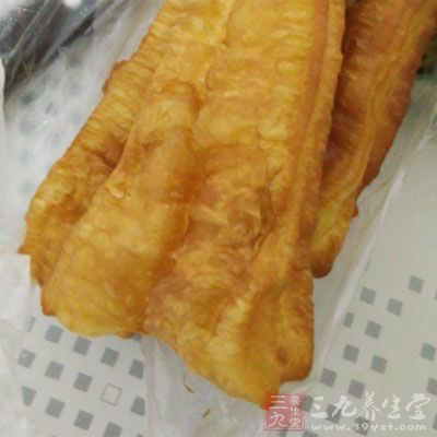 油條、煎炸、煎餃或是西式漢堡等油炸食品都有油脂偏高的問題