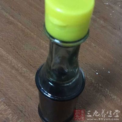 在鐵炒鍋里鋪入海鹽，這時(shí)把少量的花生油和香油的混合油