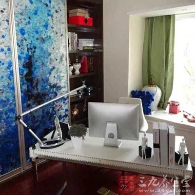 写字桌的桌面应低于肘部以方便活动 写字桌的桌面应低于肘部以方便活动