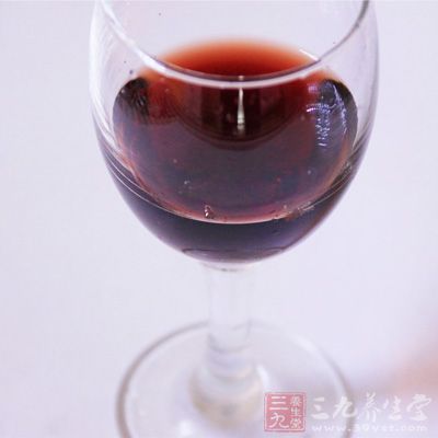 说喝老酒好，特别是红葡萄酒