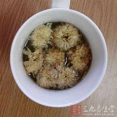 用棉花蘸上菊花茶的茶汁，涂在眼睛四面