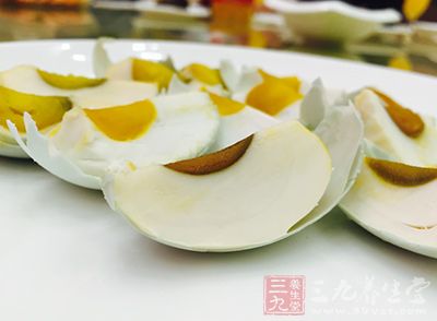 当人们吃进熟食后，体内白细胞快速增多