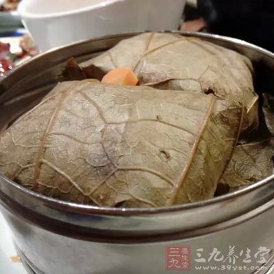 以香粳雜魚肉諸味，包荷葉蒸之