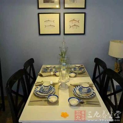 根据室内环境污染程度选择植物，一般室内环境污染在轻度和中度污染