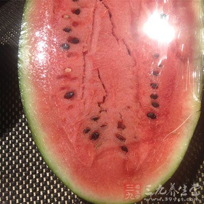 西瓜是夏季适宜食用的食物