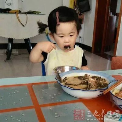 尤其是小孩子不能挑食，偏食，可多吃鸡蛋、鱼类