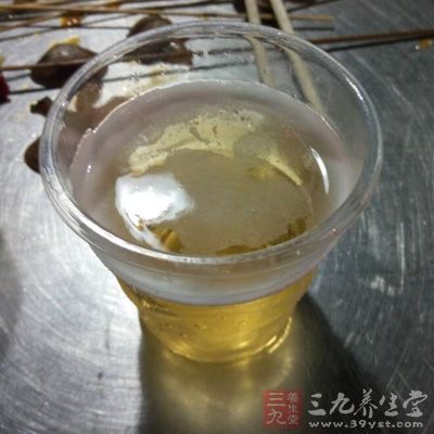 把啤酒(过期不久的也可以)和醋兑在一起，用喷壶喷些雾状水