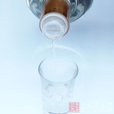 海口查获119瓶假茅台24瓶五粮液(2)