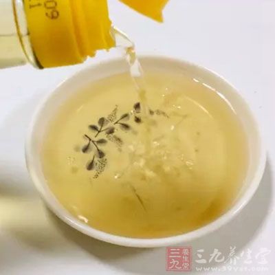 五花肉，莲藕，生抽适量，老抽适量，蒜头适量，糖适量，料酒适量，盐适量