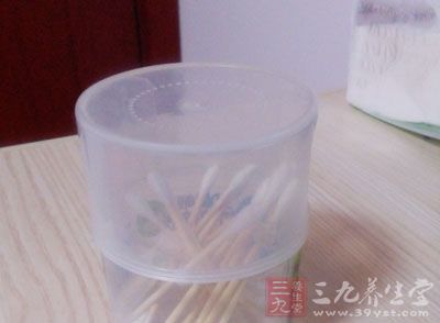 用棉签粘药小心地涂抹患处，用硝酸银后，应以生理盐水涂抹