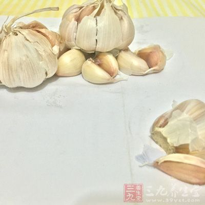 这是因为大蒜中含有丰富的抗病毒成分，会增强身体的免疫力