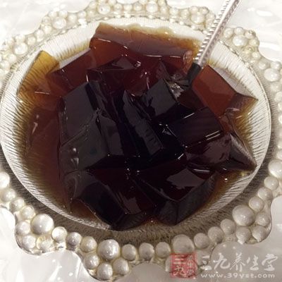 正是因为龟苓膏有清热排毒的作用