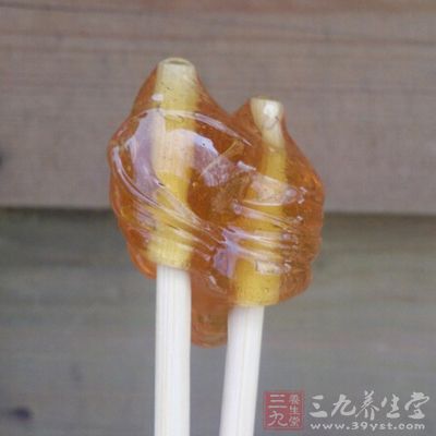 在小年的这个时候人们往往要吃一种叫做“灶糖”的食品