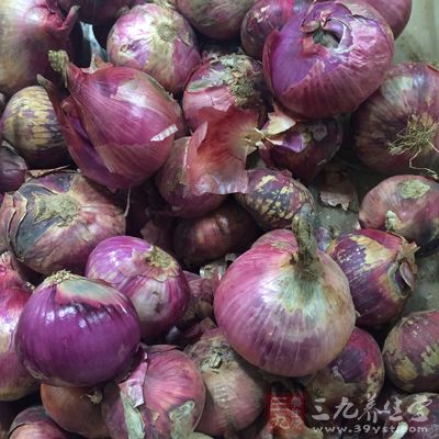 喝加了洋葱的热味噌汤 喝加了洋葱的热味噌汤