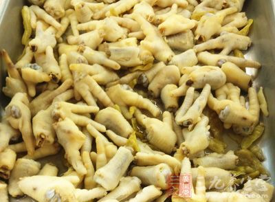 泡椒凤爪里面含有大量的胶原蛋白