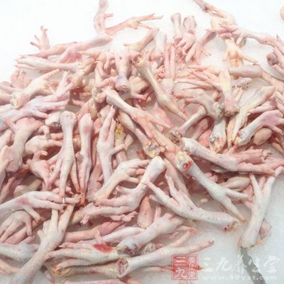 鸡爪(适量)、泡椒(适量) 鸡爪(适量)、泡椒(适量)