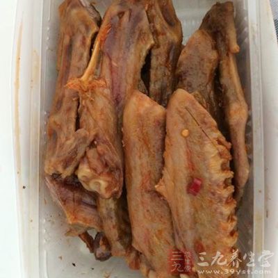 鸭肉性寒、味甘、咸,归脾、胃、肺、肾经 鸭肉性寒、味甘、咸,归脾、胃、肺、肾经