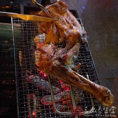 材料:羊前腿一只 材料:羊前腿一只