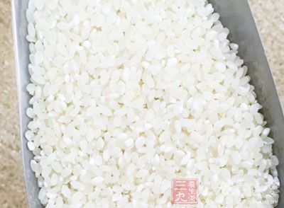 大米100克，墨鱼仔7只，洋葱50克，青、红椒各1个