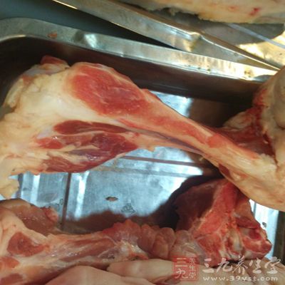 放入棒骨,加入姜片 放入棒骨,加入姜片