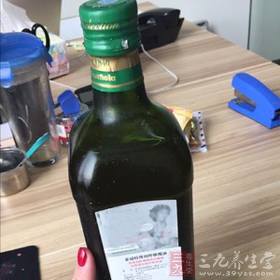 橄欖油是由新鮮的油橄欖果實(shí)直接冷榨而成的