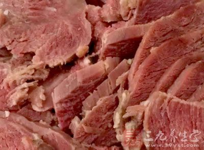牛肉，叉烧酱或牛肉酱，红油，糖，煮肉包，酱油，油