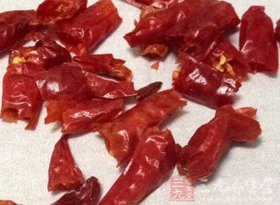 干辣椒50克,花椒60克,姜4克,葱5克 干辣椒50克,花椒60克,姜4克,葱5克