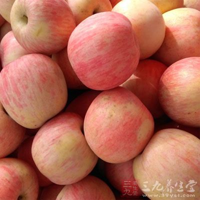 苹果营养丰富，是一种广泛使用的天然美容品