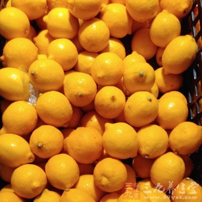 吃柠檬还可以防治心血管疾病，能缓解钙离子促使血液凝固的作用