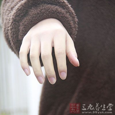破裂的指甲可用市面上售卖的指甲修护霜涂抹