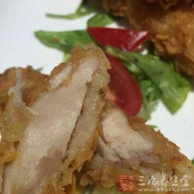 少吃油腻食物，多吃富含蛋白、维生素的食物