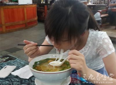当人们吃进熟食后，体内白细胞快速增多