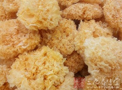 银耳10克、猪肝50克、小白菜50克