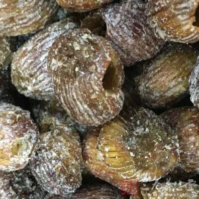 另取面粉和成面团,搓条编成花篮形状烤熟,装入蒸熟的蜜枣即可 另取面粉和成面团,搓条编成花篮形状烤熟,装入蒸熟的蜜枣即可