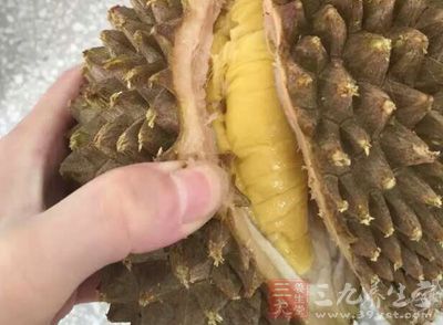 金黄诱人的榴莲酥以新鲜榴莲果肉配制的软滑馅心 金黄诱人的榴莲酥以新鲜榴莲果肉配制的软滑馅心