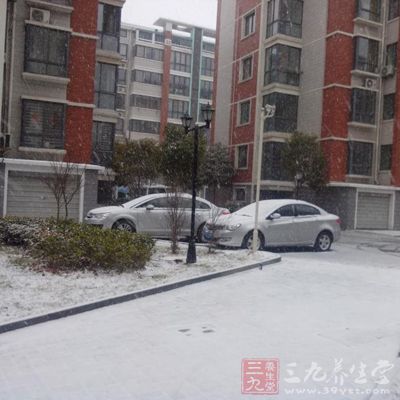 滑雪时要穿保暖、排汗、轻便效果好的服装