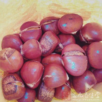 好买剥掉外壳的板栗，洗干净后在开水里煮10分钟