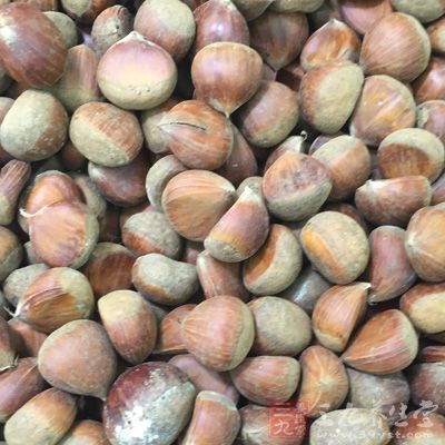 板栗300克，土鸡半只，姜切丝，料酒，沙姜粉，蚝油，盐适量