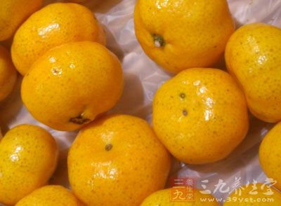 金桔饼是一种颇具特色的食品，是用带桔皮的金桔加工而成的天然食品