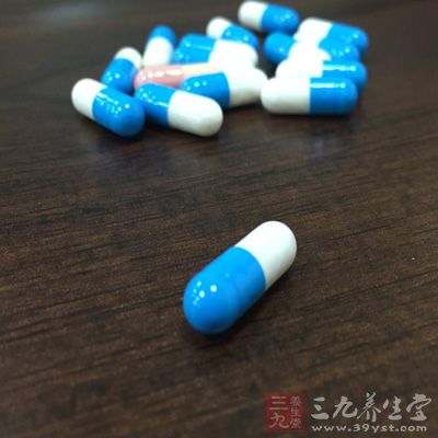 在醫(yī)生的指導下用一些藥物配合治療