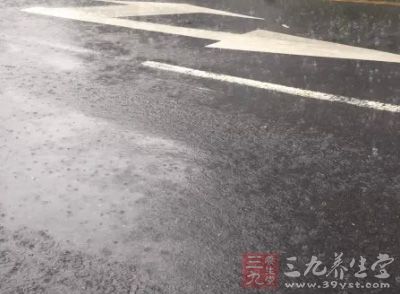 總是冷風夾著陰雨，連綿不絕好幾天