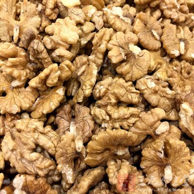 核桃仁5个,白糖30克 核桃仁5个,白糖30克